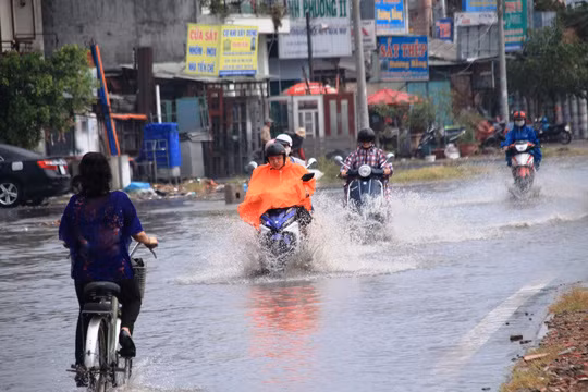  Nước ngập khoảng 30 cm trên đường Kha Vạn Cân, đoạn gần ngã tư Bình Triệu, quận Thủ Đức 