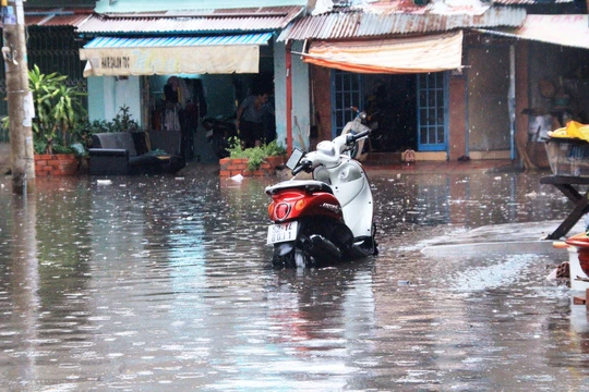 Sài Gòn sau mưa đầu mùa, dân đã bì bõm lội nước