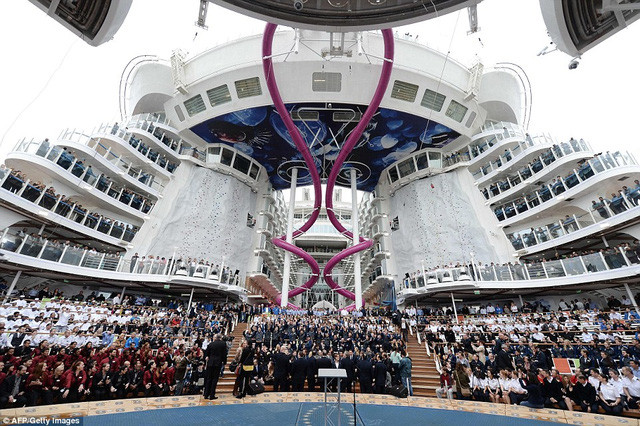 Khám phá siêu du thuyền lớn nhất hành tinh ảnh 4 Hàng ngàn nhân viên của tập đoàn tàu biển Royal Caribbean International (Mỹ) cùng các hãng truyền thông khắp nơi trên thế giới có mặt trong buổi lễ bàn giao truyền thống diễn ra vào ngày 12/5 vừa qua