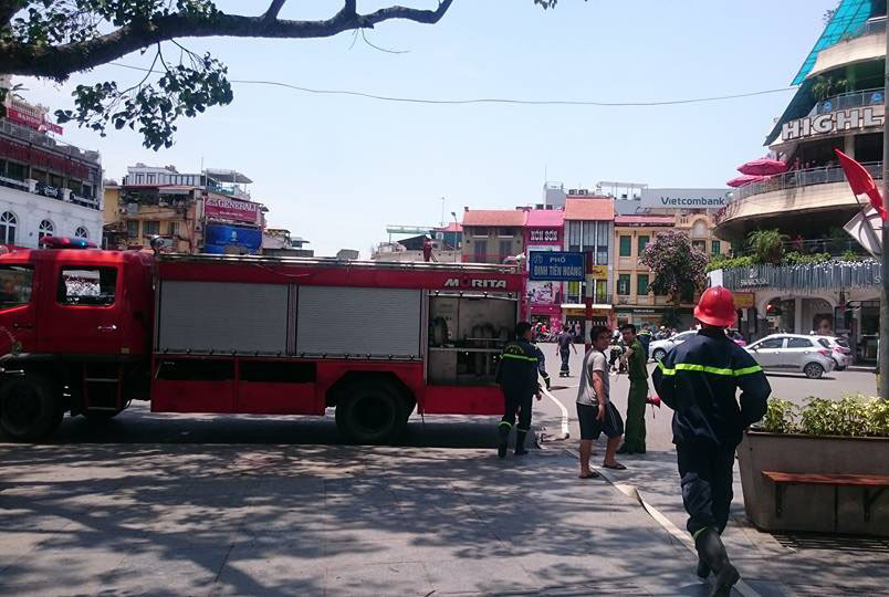 Khói đen nghi ngút tại khu phố gần Hồ Gươm ảnh 4 Lực lượng PCCC đã phải dùng cả nước ở Hồ Gươm để tiến hành dập lửa