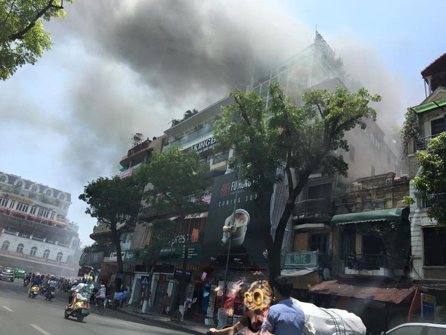 Khói đen nghi ngút tại khu phố gần Hồ Gươm ảnh 2 Khói đen bốc lên nghi ngút tại ngôi nhà trên phố Cầu Gỗ (ảnh: Trong Hoang/otofun.net)