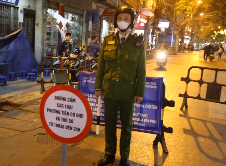 Tại các nút giao thông với khu vực tuyến phố đi bộ sẽ bố trí đặt barie, biển báo cấm đường, biển chỉ dẫn hướng đi cho các phương tiện và biển báo tuyến phố đi bộ. Đồng thời, tại các điểm chốt sẽ bố trí lực lượng trực đảm bảo an toàn giao thông, hướng dẫn phương tiện không đi vào không gian đi bộ.