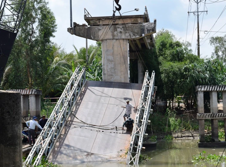 Lực lượng chức năng đang khẩn trương khắc phục sự cố cầu Tân Nghĩa 