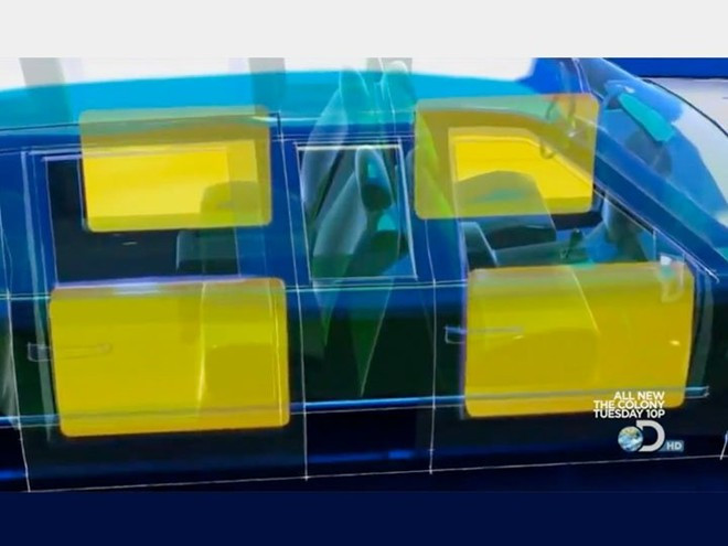 Cửa sổ xe làm bằng kính chống đạn đặc biệt rất nặng và dày.Ảnh:The Colony Mổ xẻ