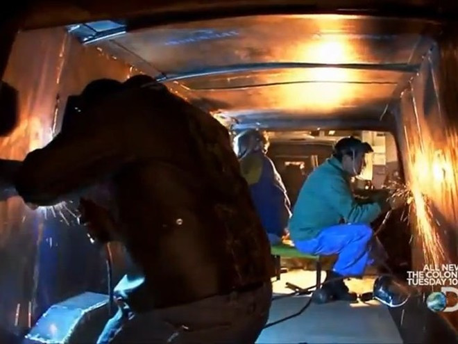 Thân xe chủ yếu làm từ thép, nhôm, titanium và ceramic nên có khả năng chịu sức công phá lớn. Các lớp bảo vệ được lắp đặt cẩn thận, tầng nọ chồng tầng kia để bảo vệ tổng thống một cách tốt nhất. Ảnh: The Colony Mổ xẻ