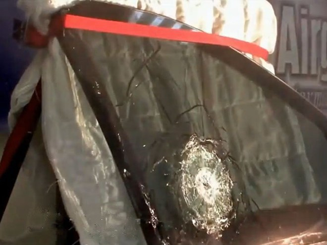 Đây là hình ảnh cửa sổ chiếc Cadillac One sau khi bị bắn. Kính chỉ bị nứt còn mọi thứ bên trong hoàn toàn nguyên vẹn. Ảnh: Business Insider Mổ xẻ