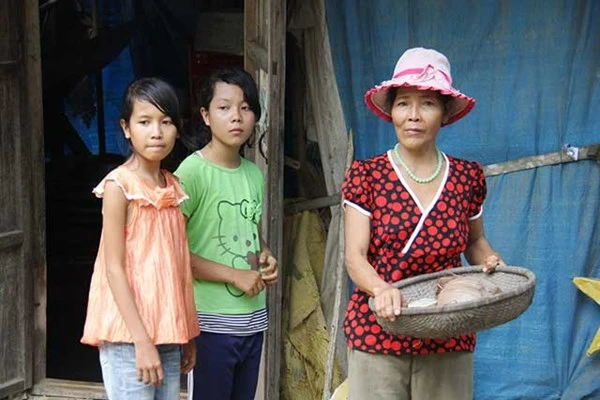 Mẹ con chị Thành.