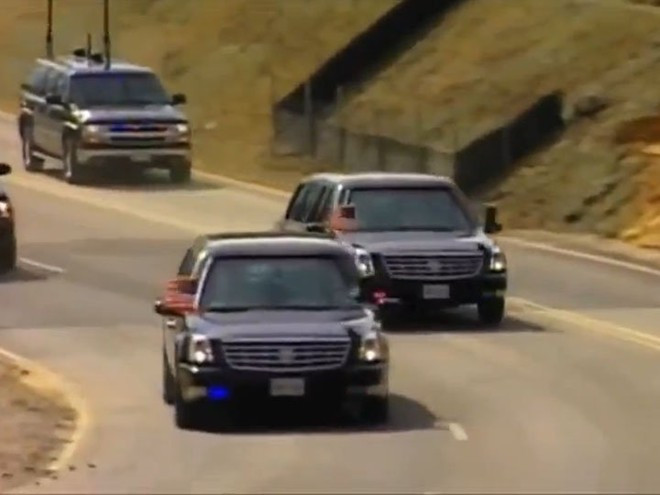 Do trang bị rất nhiều thiết bị bảo vệ, chiếc Cadillac One nặng tới 6,3 tấn và chỉ có thể di chuyển tốc độ tối đa là 96 km/h. Tuy nhiên, khi lưu thông trên đường phố, xung quanh chiếc "Quái vật" là một đoàn gồm 30 xe khác hộ tống, trong đó có xe của cảnh sát địa phương, trung tâm báo chí, viễn thông và các loại xe khác. Ảnh: Business Insider Mổ xẻ