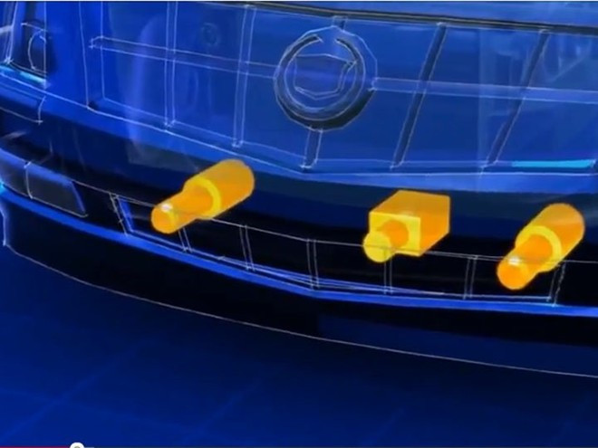 Mắt thần quan sát ban đêm và súng phun hơi cay được trang bị phía trước xe. Ảnh: Business Insider Mổ xẻ