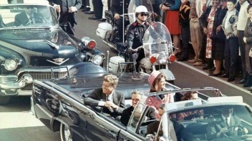 Sau cái chết của Tổng thống John F.Kennedy năm 1963, mật vụ Mỹ đã tiến hành cải tổ toàn bộ, đồng thời tống tiễn những loại xe mui trần dùng để chuyên chở tổng thống. Ảnh: PBS Mổ xẻ
