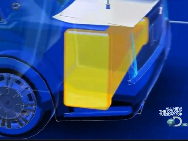 Bình xăng của chiếc xe "Quái vật" bọc thép chống đạn và bao phủ bằng một lớp bọt đặc biệt tránh cháy nổ ngay cả khi tấn công trực tiếp. Ảnh: The Colony Mổ xẻ