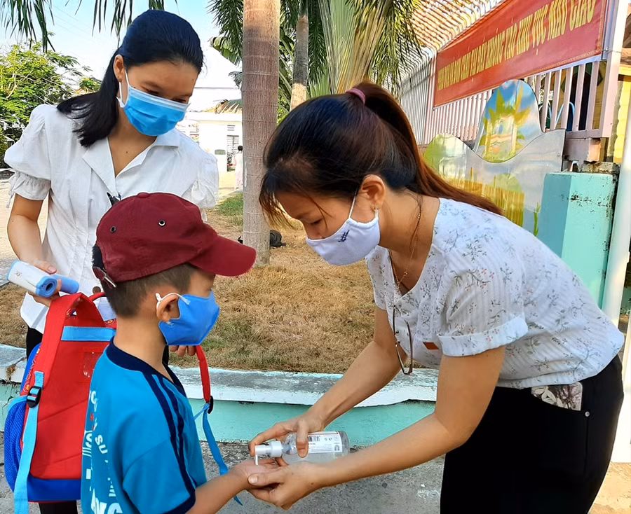 Trường học ở Sóc Trăng thực hiện công tác phòng dịch. Ảnh: X.Lương.