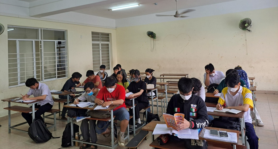 Giờ ôn tập của học sinh lớp 12, Trường THCS - THPT Hiển Nhân (Đà Nẵng).