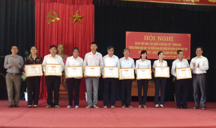 Thầy Nguyễn Văn Nghiệp cùng các cá nhân tiêu biểu được tặng Bằng khen tại Hội nghị sơ kết 1 năm thực hiện phong trào “Xây dựng xã hội học tập” thông qua “Tiếng trống học bài” và triển khai đánh giá thực hiện phong trào “Gia đình học tập”, “Dòng họ học tập”, “Cộng đồng học tập” và “Đơn vị học tập” năm 2017 của UBND xã Phú Châu. Thầy Nguyễn Văn Nghiệp cùng các cá nhân tiêu biểu được tặng Bằng khen tại Hội nghị sơ kết 1 năm thực hiện phong trào “Xây dựng xã hội học tập” thông qua “Tiếng trống học bài” và triển khai đánh giá thực hiện phong trào “Gia đình học tập”, “Dòng họ học tập”, “Cộng đồng học tập” và “Đơn vị học tập” năm 2017 của UBND xã Phú Châu.