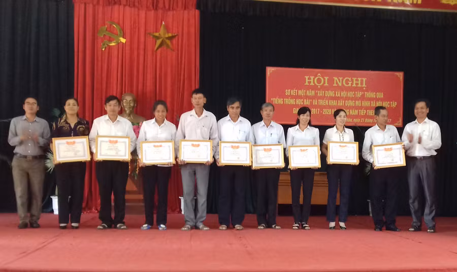 Thầy Nguyễn Văn Nghiệp cùng các cá nhân tiêu biểu được tặng Bằng khen tại Hội nghị sơ kết 1 năm thực hiện phong trào “Xây dựng xã hội học tập” thông qua “Tiếng trống học bài” và triển khai đánh giá thực hiện phong trào “Gia đình học tập”, “Dòng họ học tập”, “Cộng đồng học tập” và “Đơn vị học tập” năm 2017 của UBND xã Phú Châu.