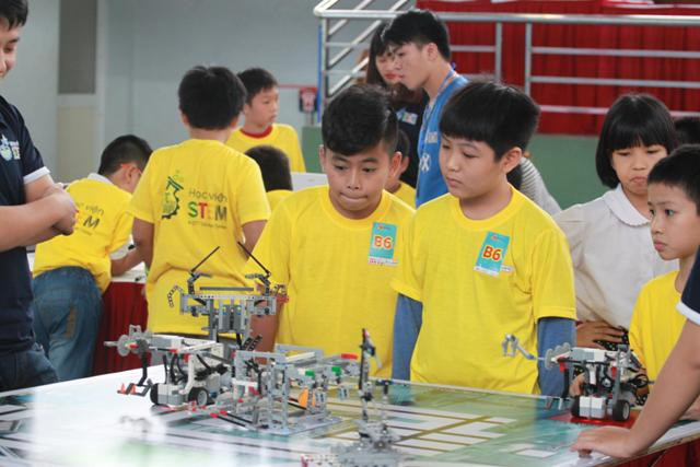 Tham gia tranh tài trong Ngày hội Robothon quốc gia 2017