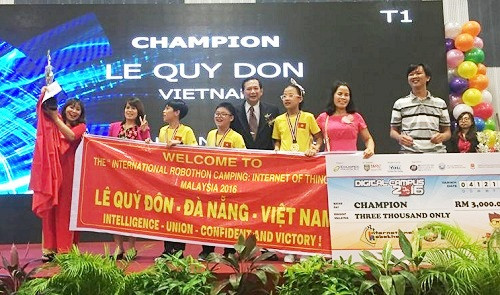 Khoảng khắc nhận giải đầy cảm xúc của nhà vô địch