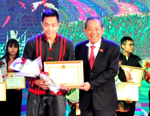 Phó Thủ tướng Trương Hòa Bình tặng bằng khen cho những HSSV dân tộc thiểu số xuất sắc. Ảnh: giaoducthoidai.vn Phó Thủ tướng Trương Hòa Bình tặng bằng khen cho những HSSV dân tộc thiểu số xuất sắc. Ảnh: giaoducthoidai.vn