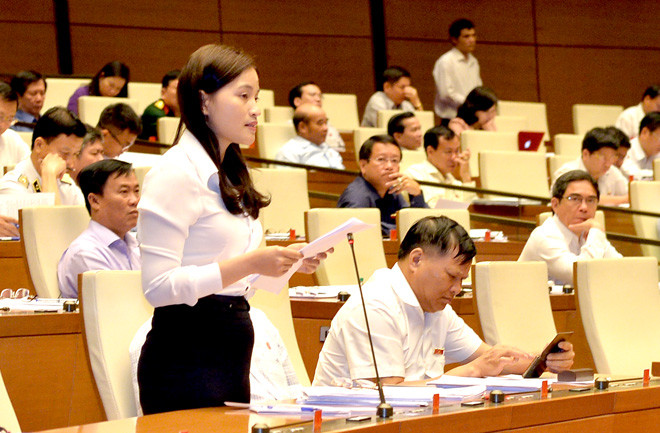 Đại biểu Quốc hội Hứa Thị Hà phát biểu tại hội trường. Ảnh: báo Tuyên Quang