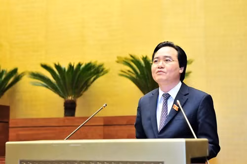 Bộ trưởng Bộ GD&ĐT Phùng Xuân Nhạ trình bày Tờ trình trước Quốc hội về việc lùi thời điểm triển khai áp dụng chương trình giáo dục phổ thông và SGK mới.