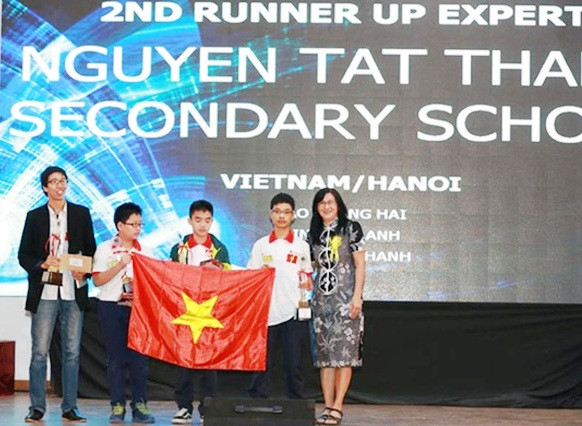 Khoảnh khắc nhận giải của học sinh trường THCS Nguyễn Tất Thành tại Robothon Quốc tế 2014