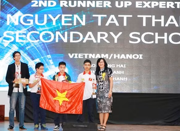 Khoảnh khắc nhận giải của học sinh trường THCS Nguyễn Tất Thành tại Robothon Quốc tế 2014