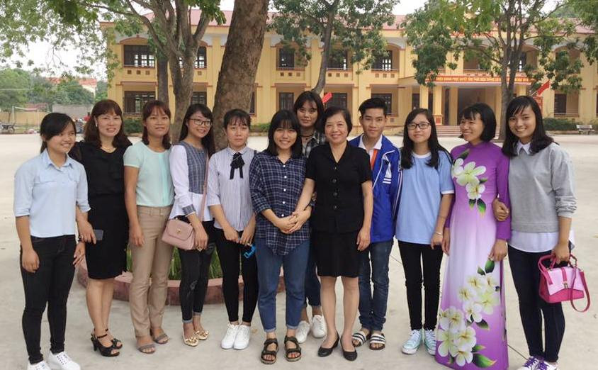 Cô Lê Thị Nguyệt cùng đồng nghiệp và học trò tại Trường THPT Triệu Quang Phục Cô Lê Thị Nguyệt cùng đồng nghiệp và học trò tại Trường THPT Triệu Quang Phục