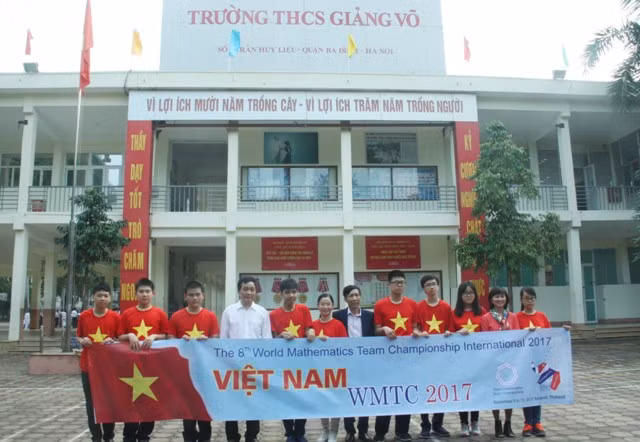 Đoàn học sinh, giáo viên Trường THCS Giảng Võ cùng đại diện BGH nhà trường. Đoàn học sinh, giáo viên Trường THCS Giảng Võ cùng đại diện BGH nhà trường.