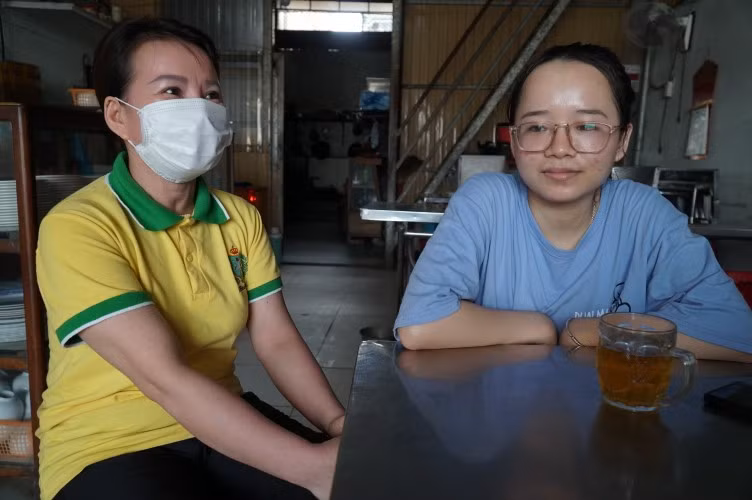 Hiền và mẹ chia sẻ về cuộc sống ở trọ, làm thuê, đi học ở TP Vinh.