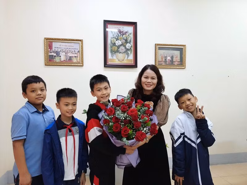 NGƯT Bùi Thị Kim Chi nhận được sự tin yêu của học trò. Ảnh: NVCC