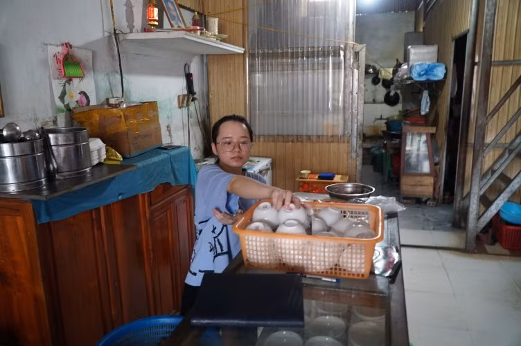 Thường ngày, Hiền vừa học, vừa phụ mẹ phục vụ quán cơm.