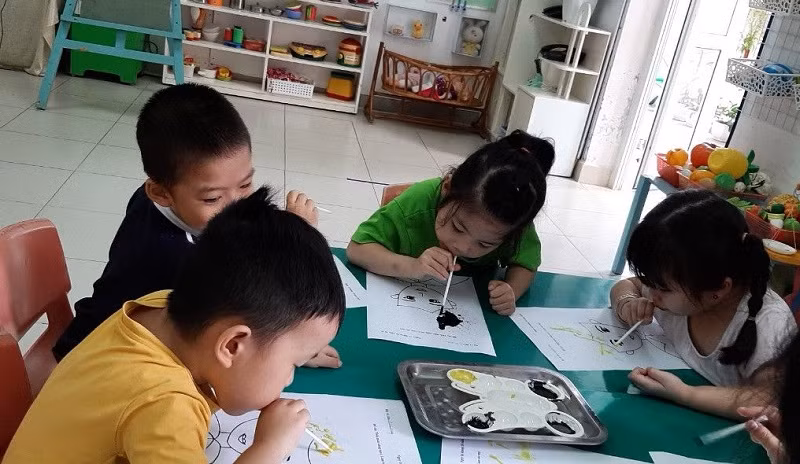 Các bé Trường Mầm non Tứ Liên vui trải nghiệm.