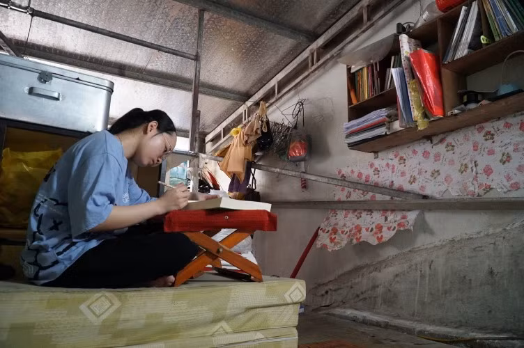 Góc học tập 3 năm cấp 3 của Lê Thị Hiền.