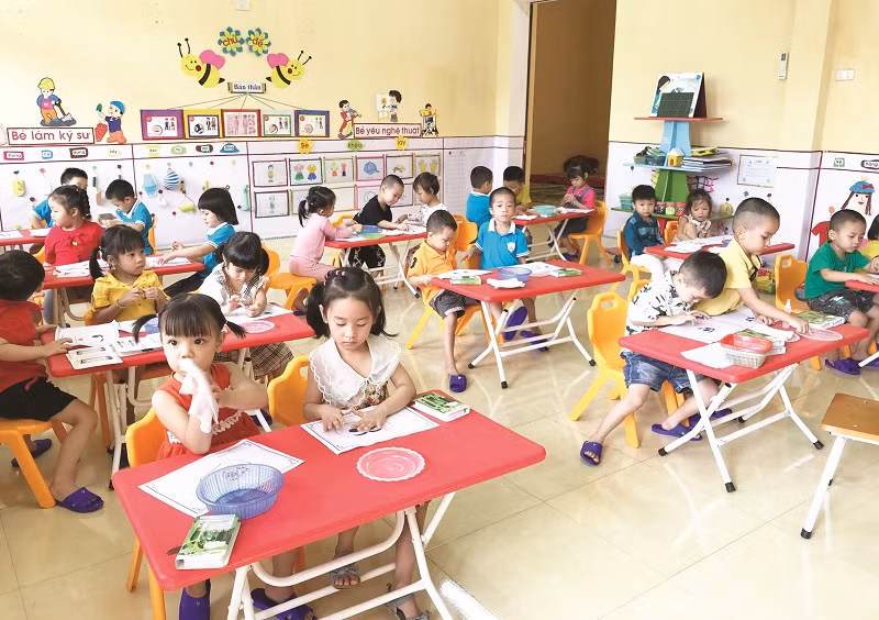 Tăng cường đồ dùng dạy học giúp trẻ ham thích khám phá trong giờ học. Ảnh chụp tại Trường MN Yên Ninh (Yên Bái) thời điểm chưa có dịch Covid-19. Ảnh: TG