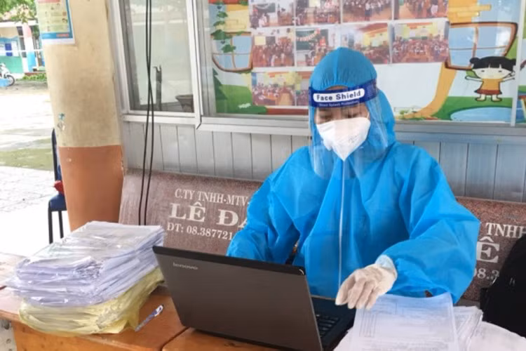 Cô Lê Thị Hưng (Trường Tiểu học Phạm Văn Hai) hỗ trợ công tác nhập liệu tại bệnh viện dã chiến.