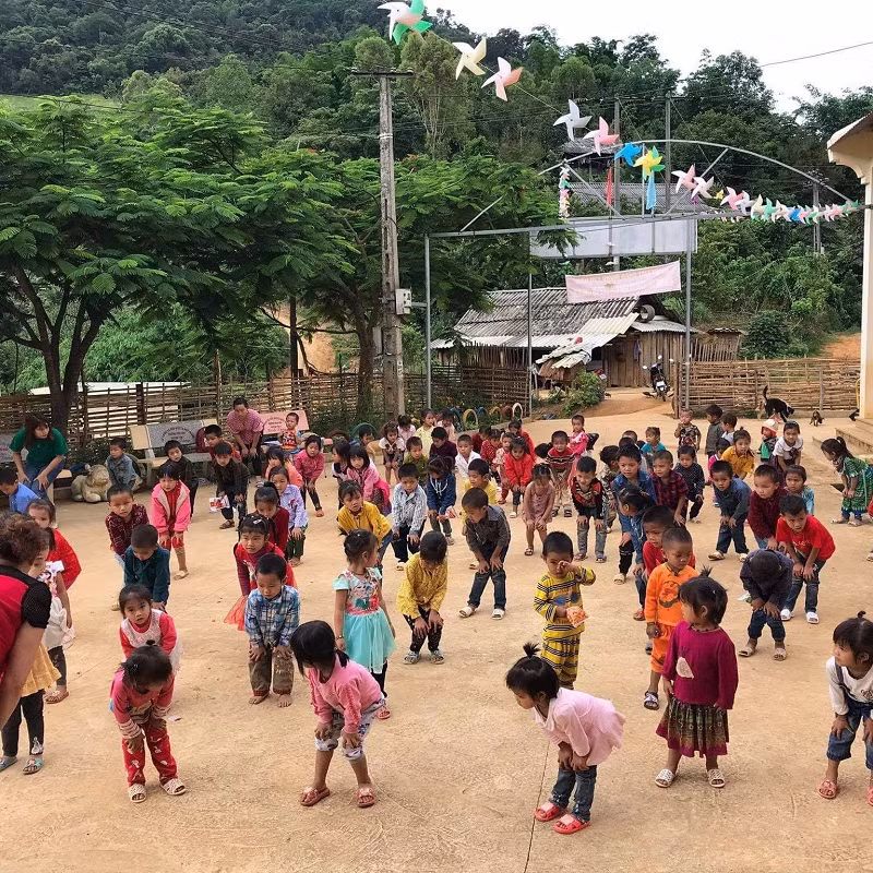 Học sinh mầm non Phiêng Pằn tập thể dục buổi sáng.