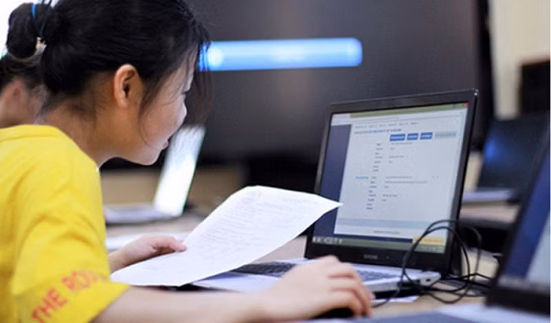 Học sinh THPT không quá bỡ ngỡ với các bài kiểm tra trên máy tính. Ảnh: IT
