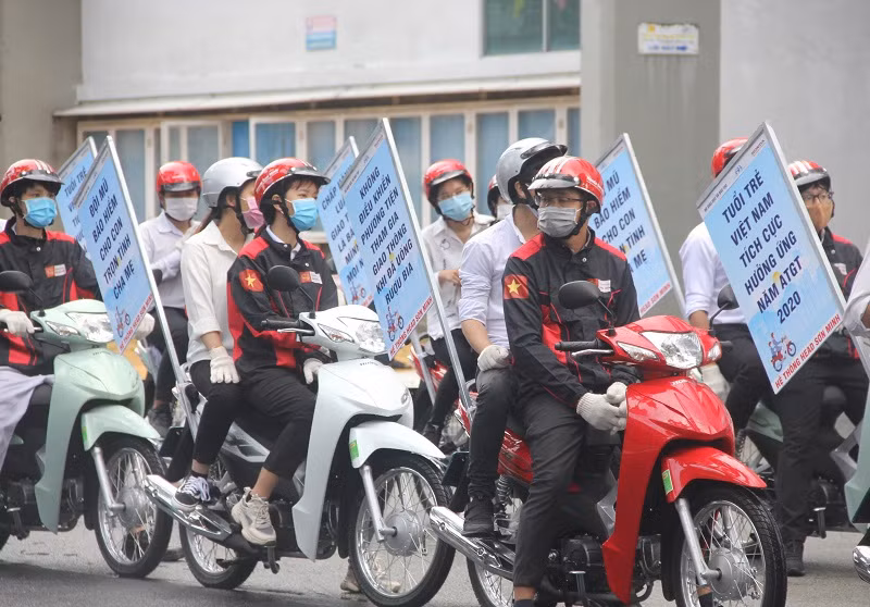 Sinh viên Trường ĐH Sư phạm Kỹ thuật TPHCM tham gia diễu hành tuyên truyền chấp hành nghiêm pháp luật về ATGT ngày 19/9. Ảnh minh họa: P.Nga