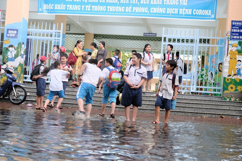 HS Trường Tiểu học Võ Trường Toản (quận Ninh Kiều, TP Cần Thơ) lội nước ra về trong đợt triều cường. 