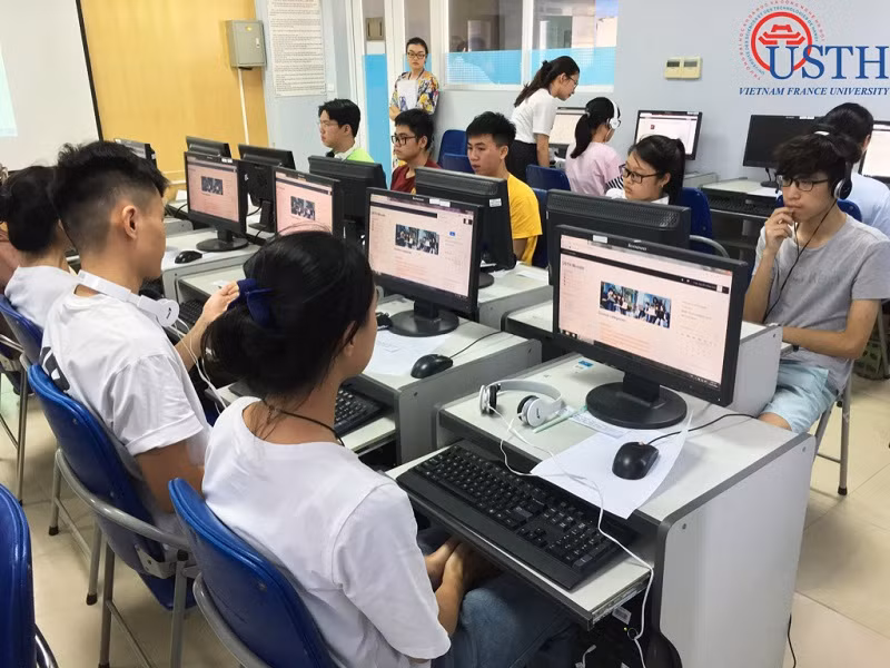 Đại học Khoa học và Công nghệ Hà Nội kiểm tra năng lực tiếng Anh đầu vào của thí sinh trên máy tính. Ảnh: NT