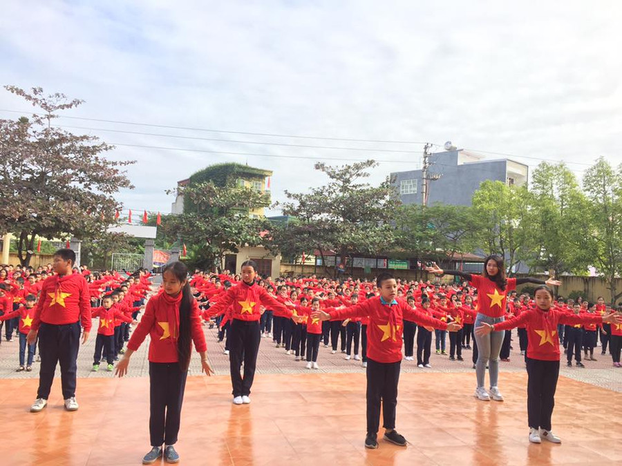 Học sinh đầy tự tin trong bài nhảy dân vũ cổ vũ thầy trò HLV Park Hang Seo trước trận chung kết lượt về