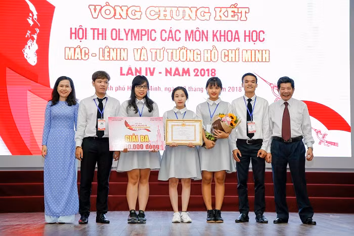 Trường ĐH Ngoại ngữ Tin học TPHCM nhận giải Ba