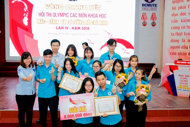Niềm vui của đội Trường ĐH Kinh tế TPHCM khi giành giải Nhì Niềm vui của đội Trường ĐH Kinh tế TPHCM khi giành giải Nhì