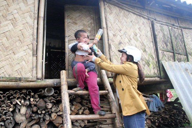 Cô giáo đến tận nhà đón học sinh ra lớp