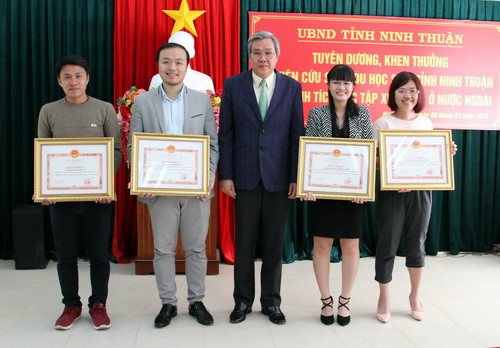 Phó chủ tịch UBND tỉnh Ninh Thuận trao bằng khen cho các nghiên cứu sinh, du học sinh đạt thành tích học tập xuất sắc. Lê Huyền Thảo Uyên (đứng thứ hai, từ bên phải qua). Ảnh: Cổng thông tin điện tử Ninh Thuận.