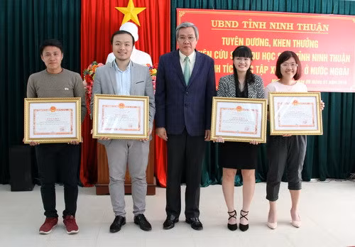 Phó chủ tịch UBND tỉnh Ninh Thuận trao bằng khen cho các nghiên cứu sinh, du học sinh đạt thành tích học tập xuất sắc. Lê Huyền Thảo Uyên (đứng thứ hai, từ bên phải qua). Ảnh: Cổng thông tin điện tử Ninh Thuận.