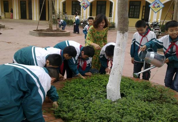 Cô trò Trường tiểu học Lĩnh Nam (Hà Nội) tích cực trong phong trào thi đua làm sạch đẹp trường lớp