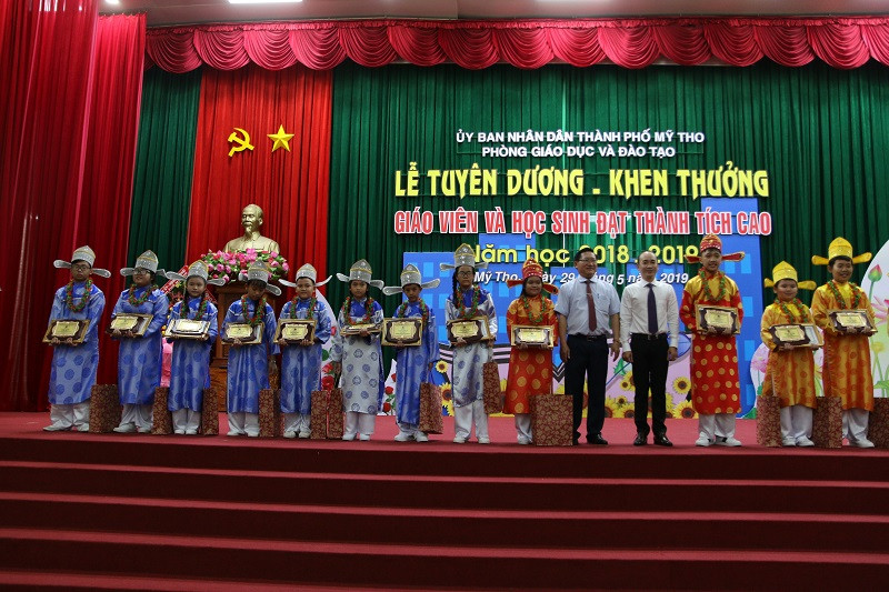 Tuyên dương HS đạt giải thưởng Nguyễn Hữu Huân