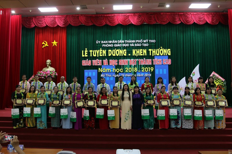 Khen thưởng GV đạt danh hiệu GV dạy giỏi cấp thành phố