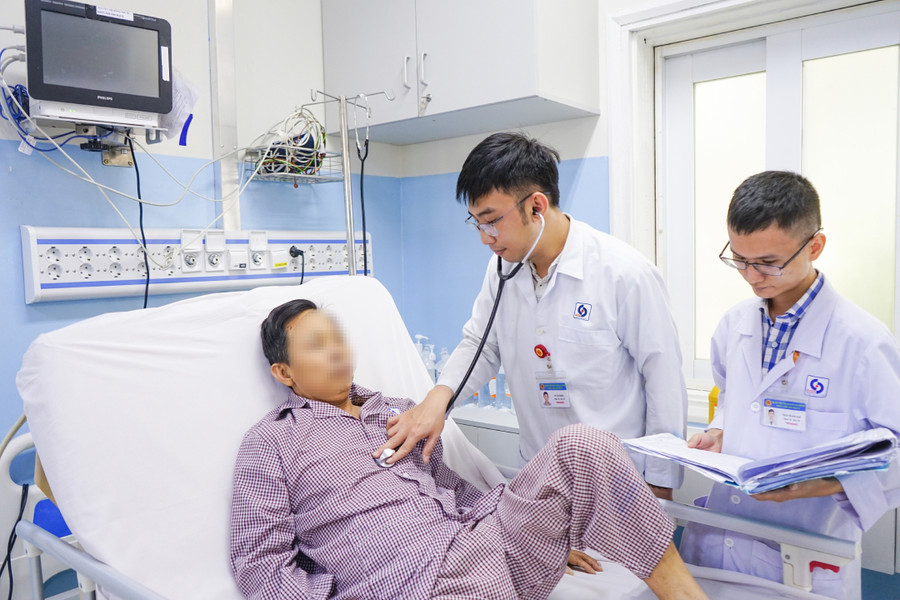 Đây là trường hợp thứ ba liên tiếp trong 1 tháng qua bị đột tử do ngừng tim ngoại viện và cũng là trường hợp nặng nhất được cứu sống thành công tại Bệnh viện Nhân dân Gia Định. (Ảnh: BVCC) Đây là trường hợp thứ ba liên tiếp trong 1 tháng qua bị đột tử do ngừng tim ngoại viện và cũng là trường hợp nặng nhất được cứu sống thành công tại Bệnh viện Nhân dân Gia Định. (Ảnh: BVCC)